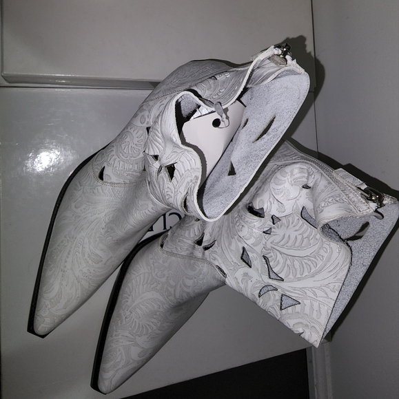 Givenchy - Picture 4 of 6